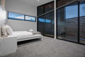 3 bedrooms, iron/ironing board, bed sheets