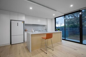 Private kitchen - 106 Modern Prestige 3-storey New Establishment (Hawthorn East)