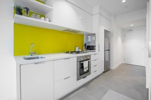 Fridge, microwave, oven, stovetop - 42 Blue Muses (Melbourne)