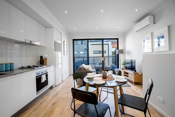 Oven, stovetop, dishwasher, espresso maker - 89 Fancy Doncaster Home (Doncaster)