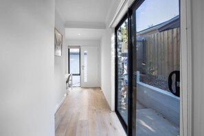 2 bedrooms, iron/ironing board, bed sheets - 89 Fancy Doncaster Home (Doncaster)