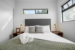 2 bedrooms, iron/ironing board, bed sheets - 89 Fancy Doncaster Home (Doncaster)