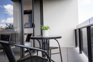 Apartment (3 Bedrooms) | Balcony - 84 Bleu Ambre Apartment (Box Hill)