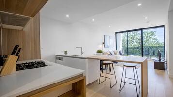 Apartment (3 Bedrooms) | Private kitchen | Fridge, microwave, oven, stovetop