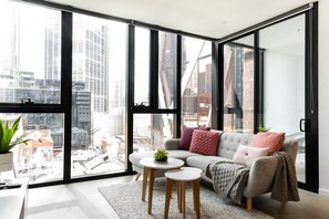 อพาร์ทเมนท์ (2 Bedrooms) | ห้องนั่งเล่น | ทีวีจอแอลอีดี