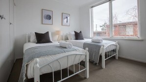 3 habitaciones, tabla de planchar con plancha, wifi y ropa de cama 