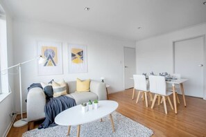 Apartment (3 Bedrooms) | Wohnzimmer | Fernseher