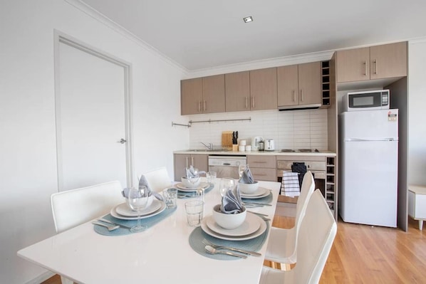 Apartemen (3 Bedrooms) | Makan di kamar