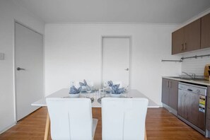 Apartment (3 Bedrooms) | Essbereich im Zimmer