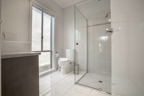 House (4 Bedrooms) | Bathroom - 72 Officer (Officer)