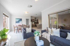 Huis (4 Bedrooms) | Woonruimte | Televisie