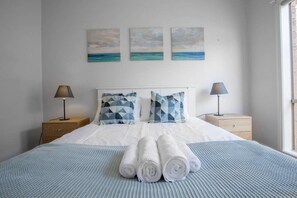 Huis (4 Bedrooms) | 4 slaapkamers, een strijkplank/strijkijzer, beddengoed
