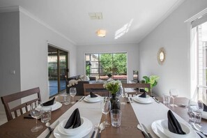 Huis (4 Bedrooms) | Dineren op de kamer