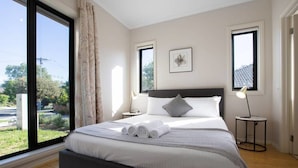 4 bedrooms, iron/ironing board, bed sheets - 70 Greenbell Doncaster (Doncaster East)