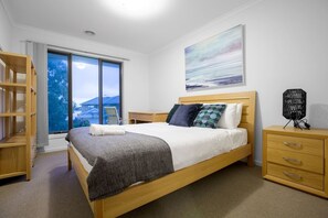 4 bedrooms, bed sheets