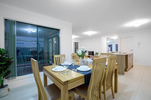 Oven, stovetop, cookware/dishes/utensils, dining tables