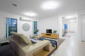 4 bedrooms, bed sheets