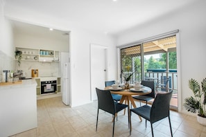House (2 Bedrooms) | In-room dining