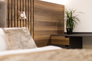 Habitación doble superior, 1 cama Queen size, para no fumadores | Ropa de cama de alta calidad, camas con pillow-top y escritorio