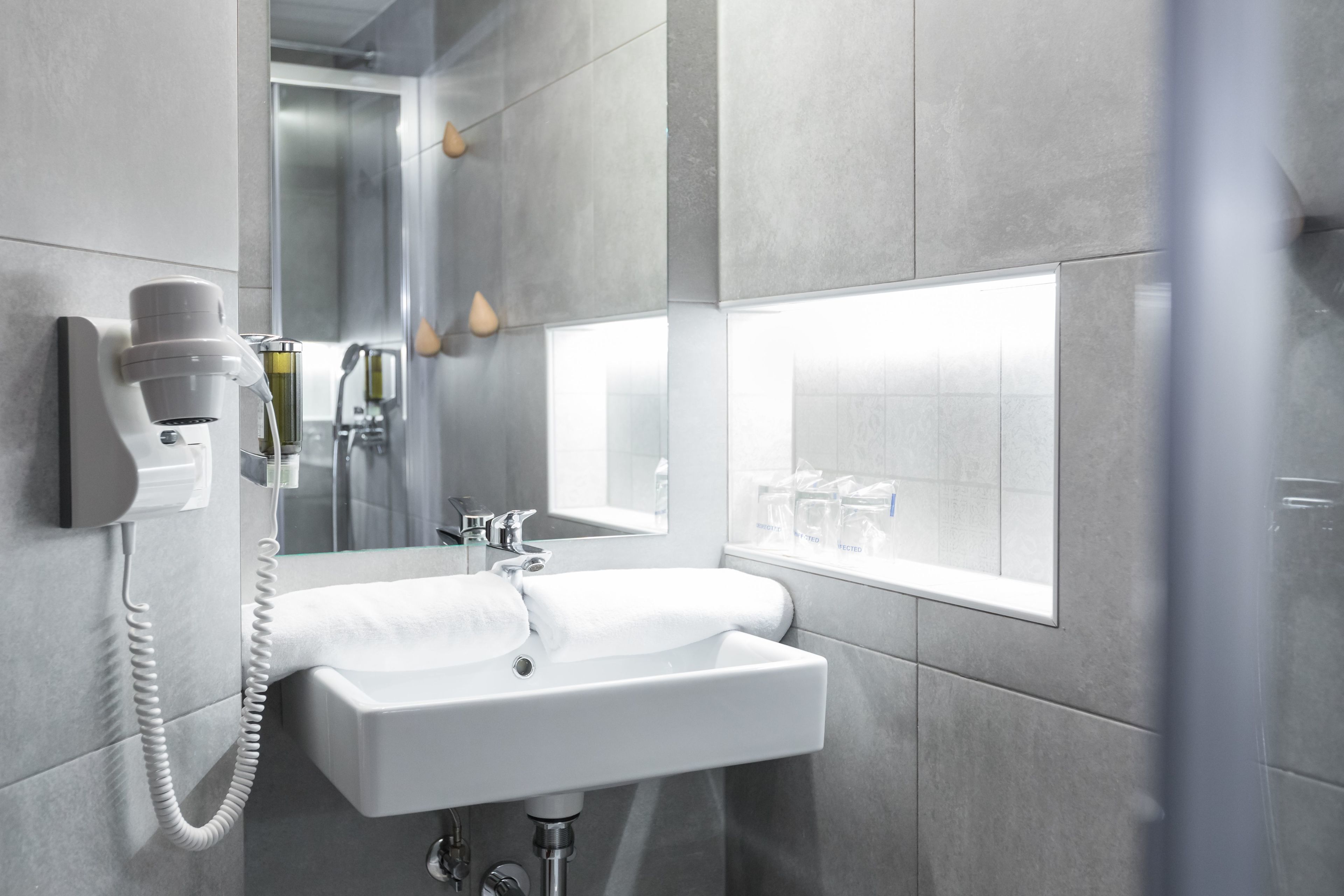 Habitación doble Deluxe, 1 cama King size, para no fumadores | Baño | Toallas, jabón, shampoo, papel de baño 