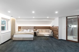 Quarto casal luxo, 1 cama King, para não fumantes | Roupas de cama premium, camas com colchões pillow-top, escrivaninha