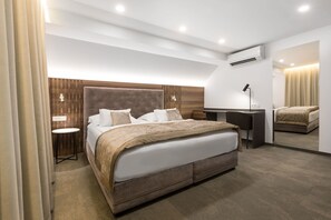 Habitación doble superior, 1 cama Queen size, para no fumadores | Ropa de cama de alta calidad, camas con pillow-top y escritorio