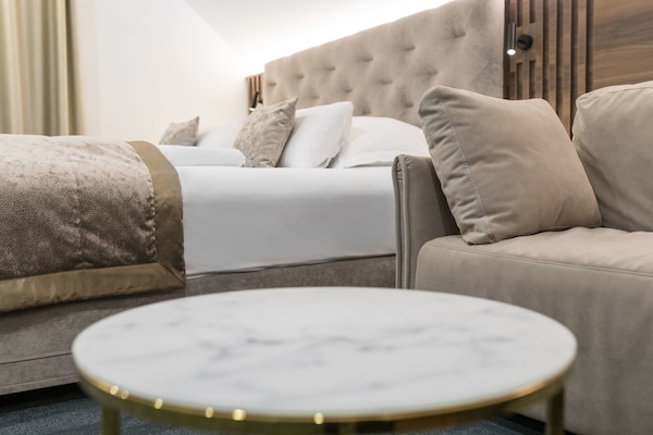 Deluxe Double Room, 1 King Bed, Non Smoking | Premium bedding, pillowtop beds, desk, laptop workspace