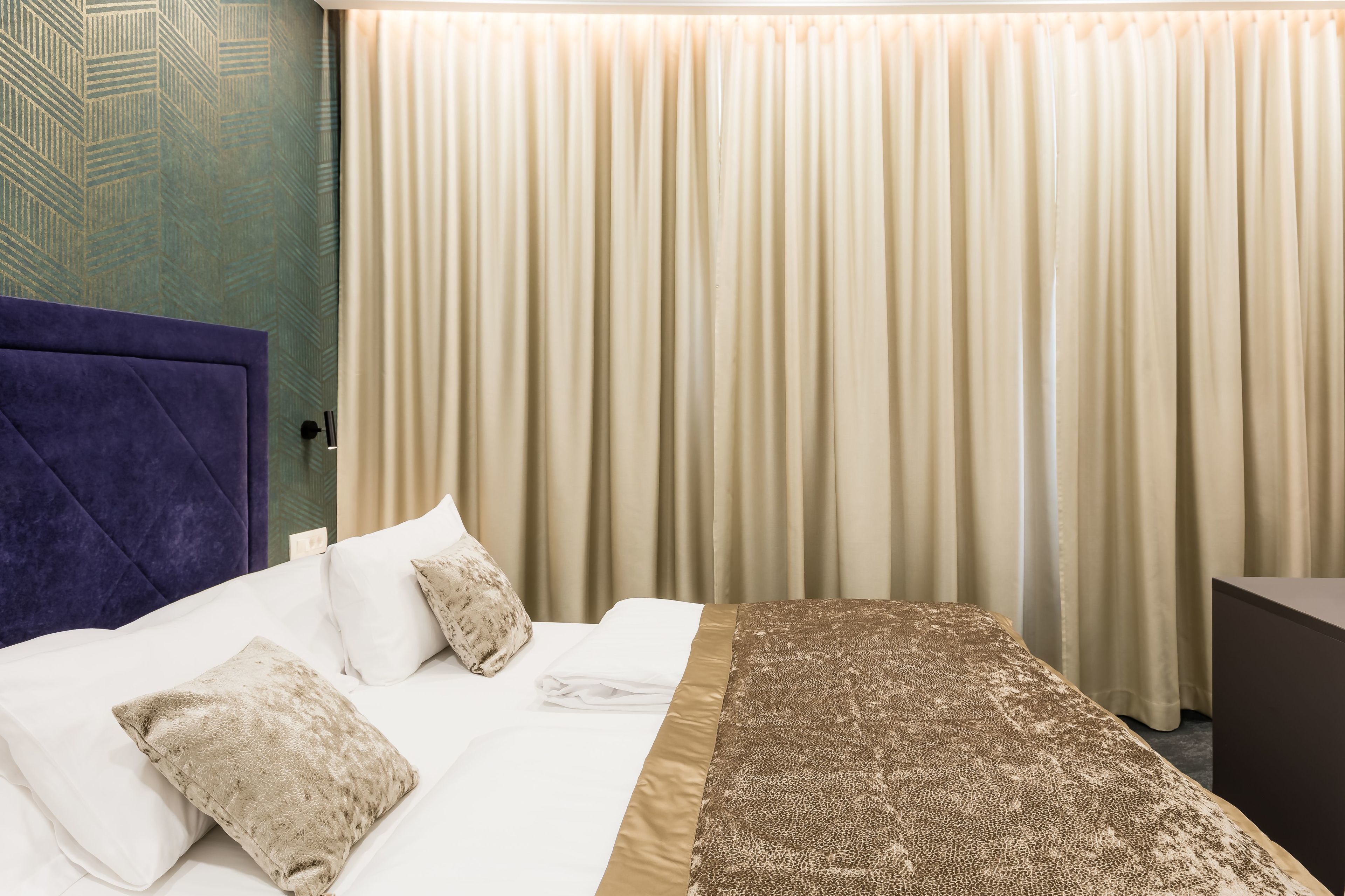 Ropa de cama de alta calidad, colchones con pillow-top y escritorio 