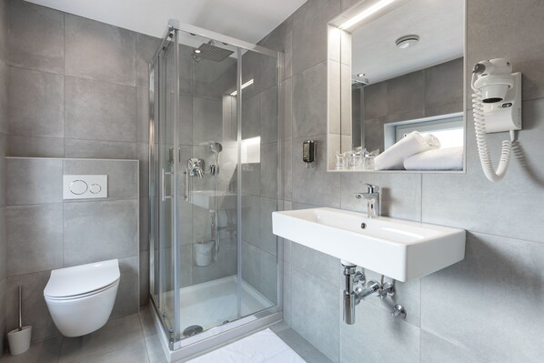 Habitación estándar doble, 1 cama de matrimonio, no fumadores | Baño | Toallas, jabón, champú y papel higiénico