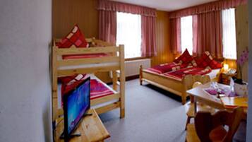Quadruple Room | Free WiFi, bed sheets