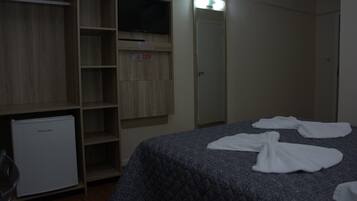 1 quarto, frigobar, escrivaninha, cortinas blackout