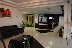 Lobby sitting area - LH Plaza Hotel (Chapecó)