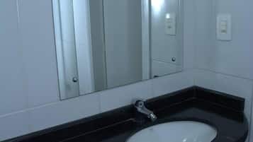 Chuveiro, secador de cabelo, bidê, toalhas de banho
