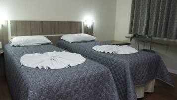 Quarto luxo, 2 camas de solteiro | 1 quarto, frigobar, escrivaninha, cortinas blackout