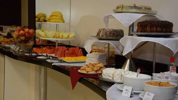 Café da manhã com buffet grátis todos os dias