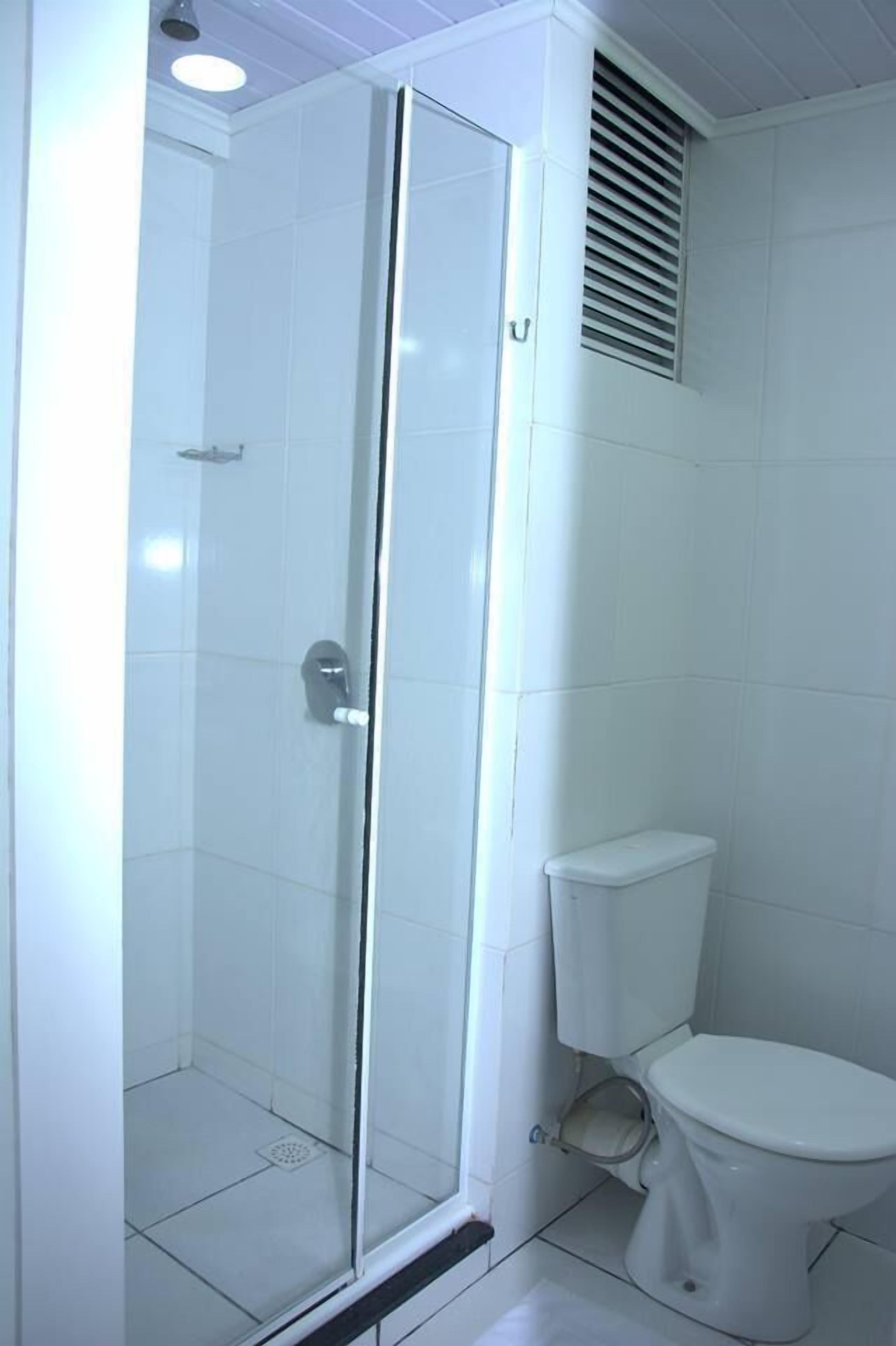 Chuveiro, secador de cabelo, bidê, toalhas de banho