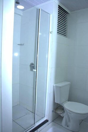 Shower, hair dryer, bidet, towels - LH Plaza Hotel (Chapecó)