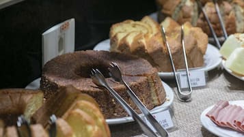 Café da manhã com buffet grátis todos os dias