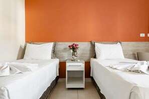 Standard Twin Room, 2 Twin Beds | Desk, rollaway beds, free WiFi, bed sheets - Tokyo Hotel (Tres Lagoas)