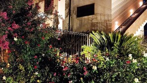 A modern building with a staircase and a garden with various flowers. - Prati di Maja B&B (Miglianico)