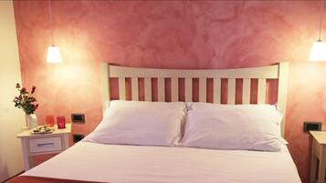 Callisto Pink | Down comforters, in-room safe, desk, laptop workspace