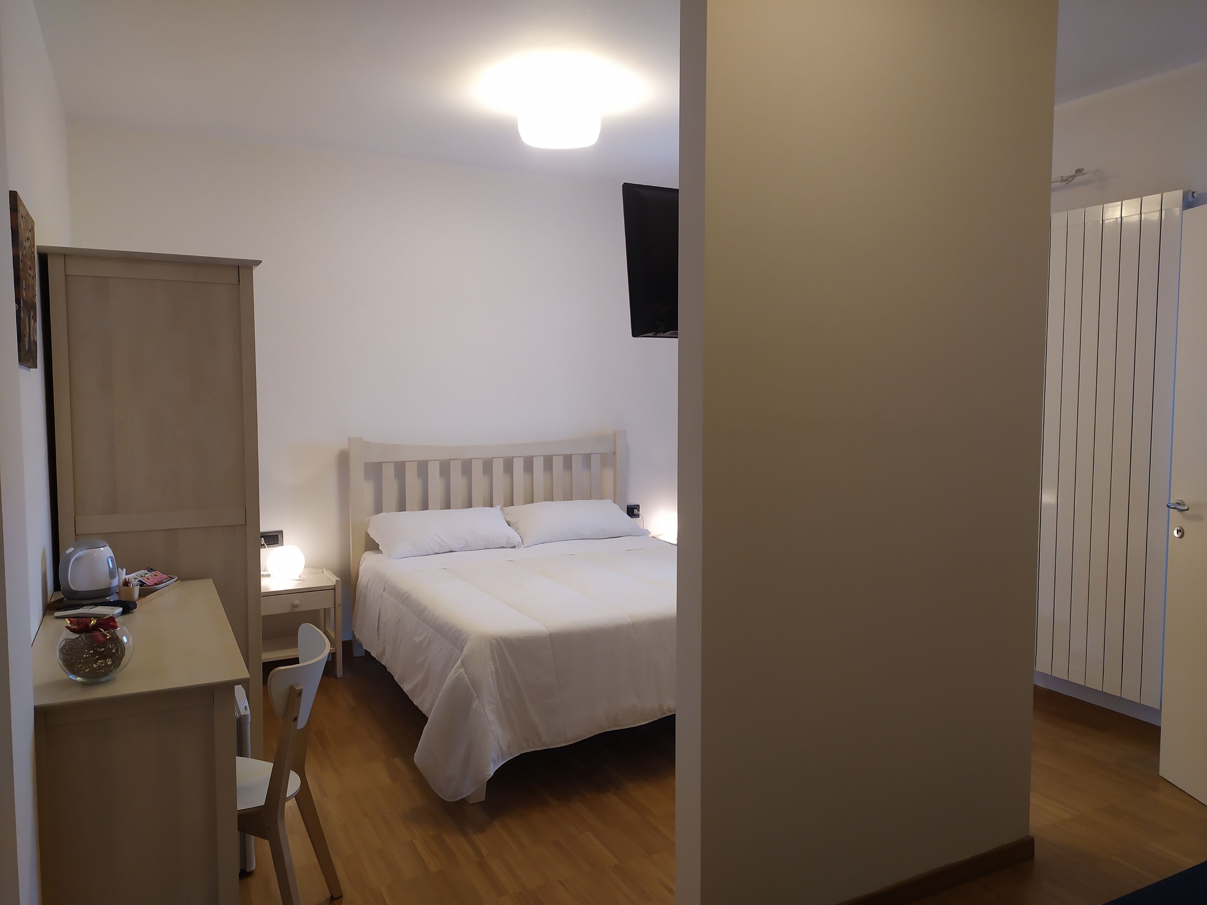 Down duvets, in-room safe, desk, laptop workspace