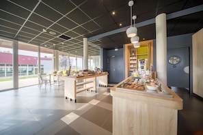 Petit déjeuner buffet (15 EUR par personne)