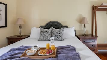 2 bedrooms, iron/ironing board, free Internet