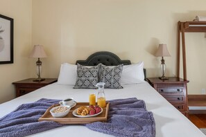 2 bedrooms, iron/ironing board, free internet