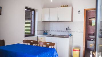 تناول الطعام داخل الغرفة