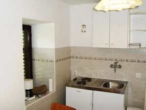 Apartment, 1 Bedroom (Jug 4) | Private kitchenette | Fridge, stovetop, cookware/dishes/utensils - Apartments Jug (Lopar)