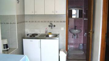 Apartment, 1 Bedroom (Jug 4) | Private kitchenette | Fridge, stovetop, cookware/dishes/utensils