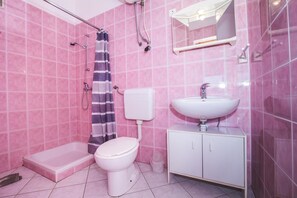 Apartment, 1 Schlafzimmer (Jug 1) | Badezimmer | Dusche, Haartrockner, Handtücher, Toilettenpapier