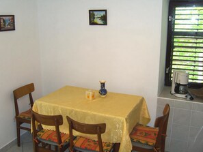 تناول الطعام داخل الغرفة